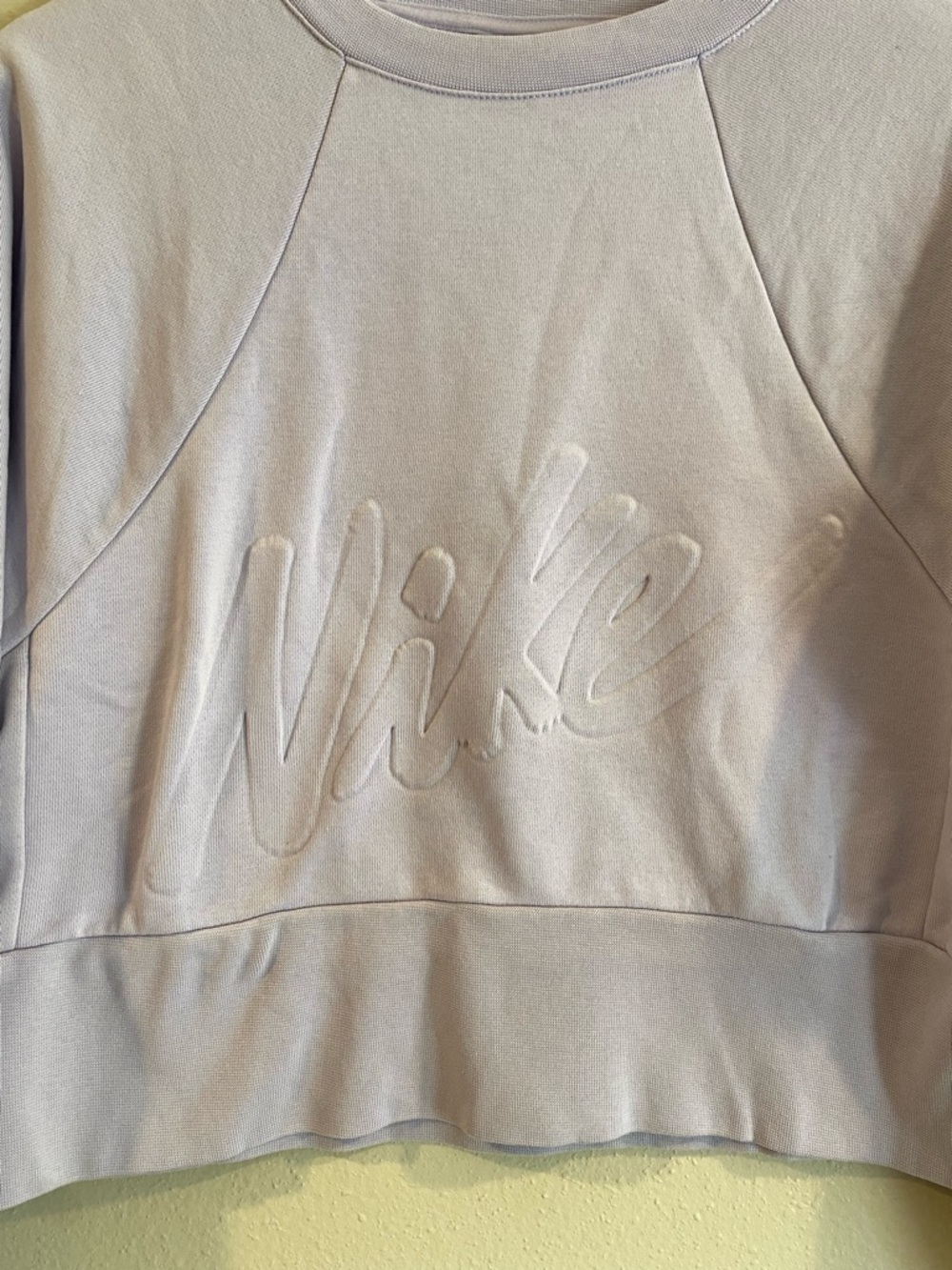 Nike Dri-FIT Lavender Cropped Sweatshirt XS Embossed Script Logo Pullover - Picture 9 of 9